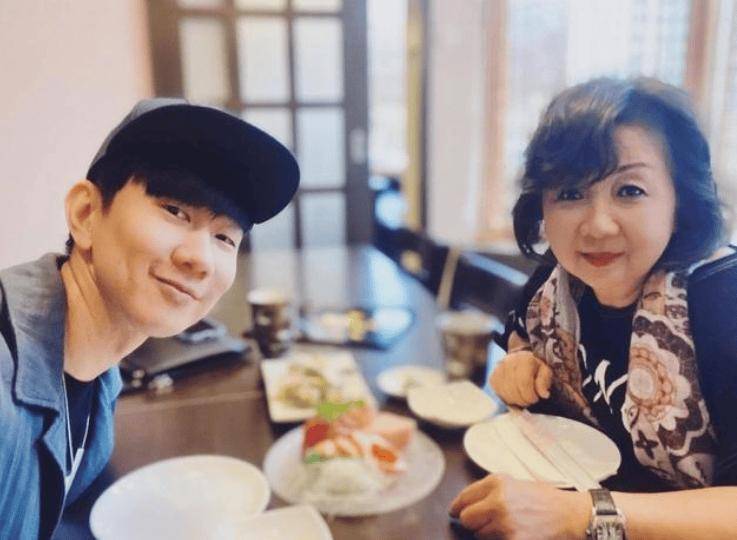 家世显赫8位男星,有人祖上6代为官,有人皇室后代_王嘉尔_吴尊_家庭