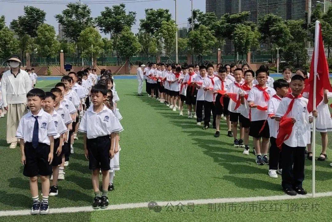 在规范的出旗曲中,队员们踏着整齐的步伐,精神抖擞地进行着庄严的出旗