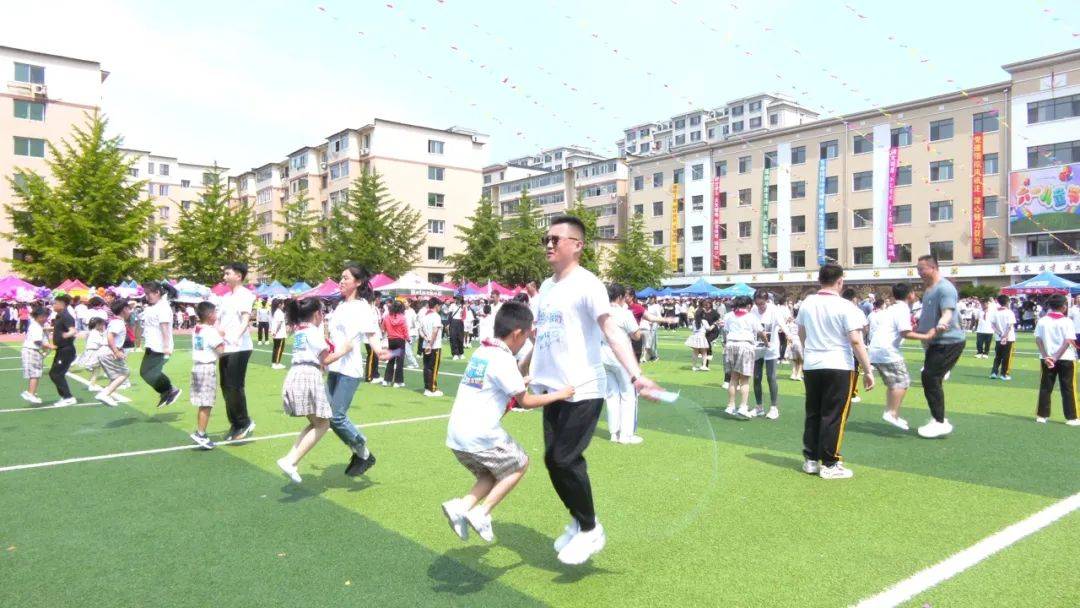 本次家校联谊运动会的成功举办,不但让学生们放松了身心,增强了班级