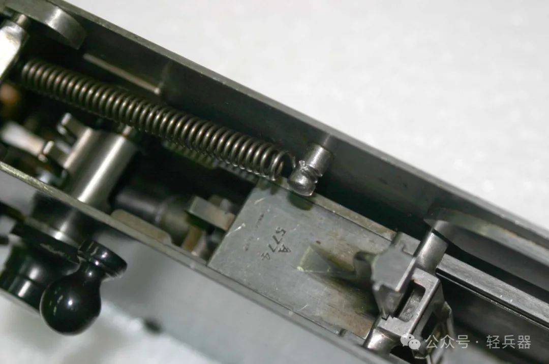 机匣内部特写机匣右侧特写发射机构顶部特写马克沁冲锋枪的枪机机匣中