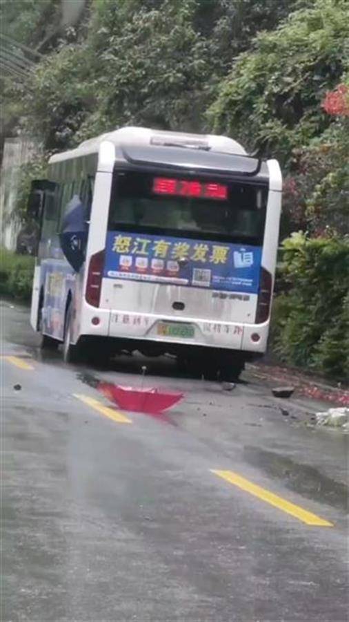 乡政府 一名女乘客遇难 云南怒江一辆公交车被落石砸中
