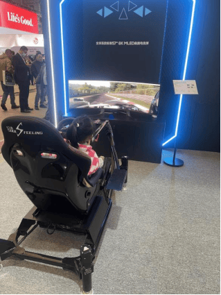 步入先进的赛车模拟器,体验肾上腺素飙升的赛车激情.