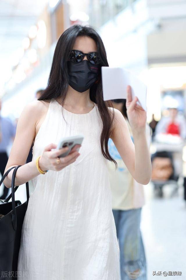 徐璐现身北京机场,身穿白色长裙搭配墨镜低调温柔