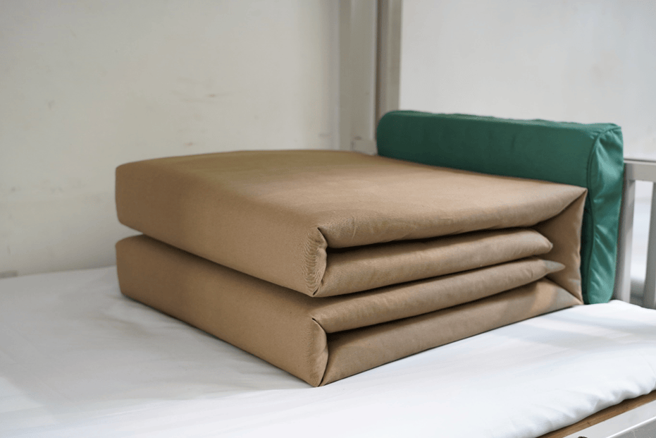 床单怎样掐成"直板板"被子如何叠成"豆腐块"带训班长手把手教学新兵