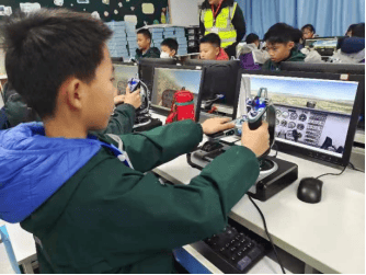 坐进仿真航空模拟器,化身飞行员操控飞机翱翔蓝天,带来高度沉浸式的