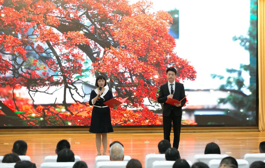 随后,陈钊,何朝晖,张庆君等领导嘉宾上台共同为"凤凰花开"法治品牌