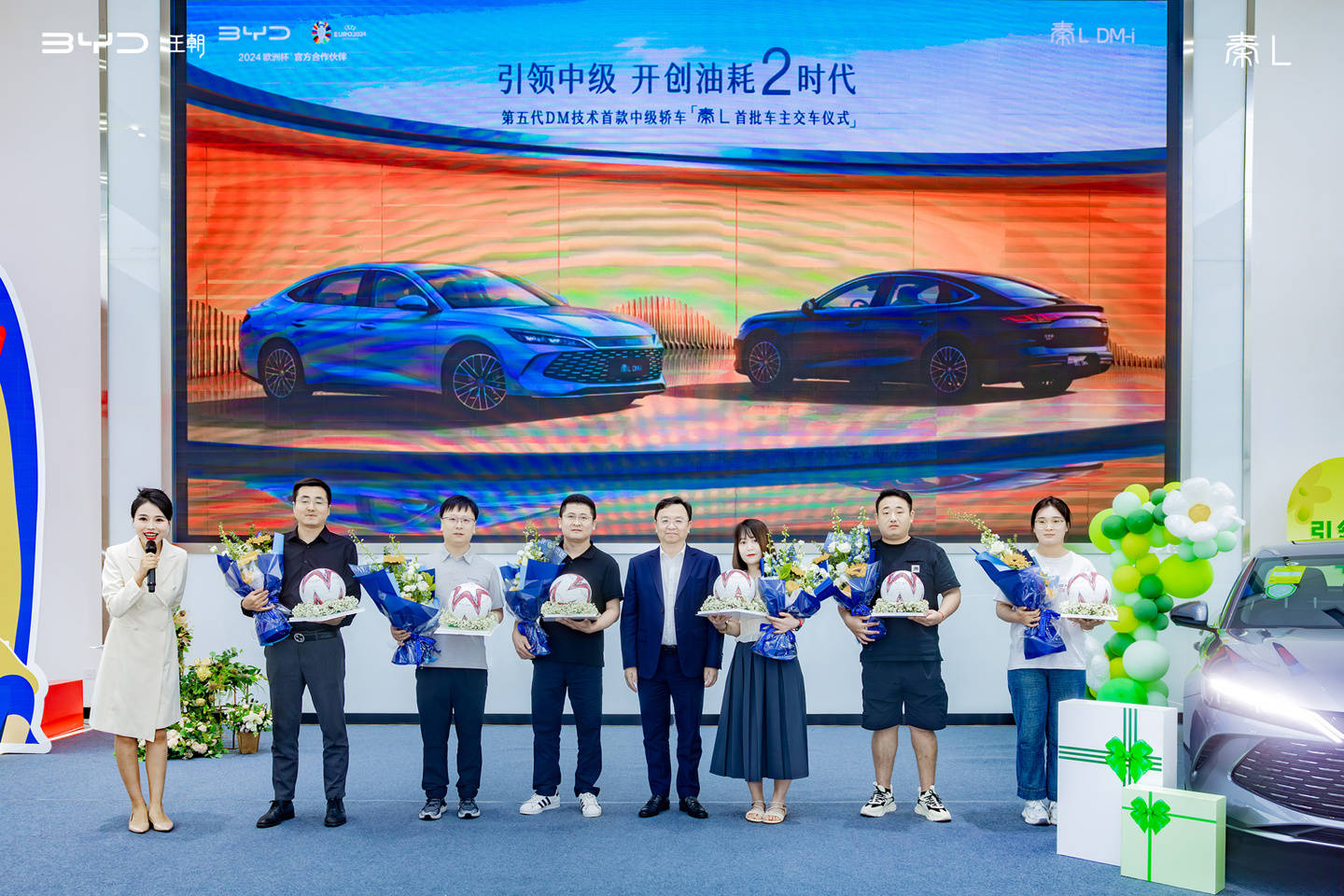 首批比亚迪秦 l 交付,王传福亲自为车主交车