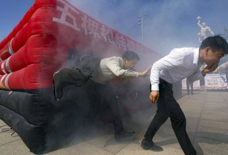 自防自救力量 400余人参赛 北京海淀举办消防 比武竞赛