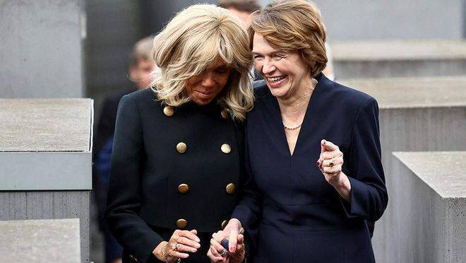世界丨泽连斯基将继续担任乌克兰总统；法德总统夫人在犹太人纪念碑前大笑 早安