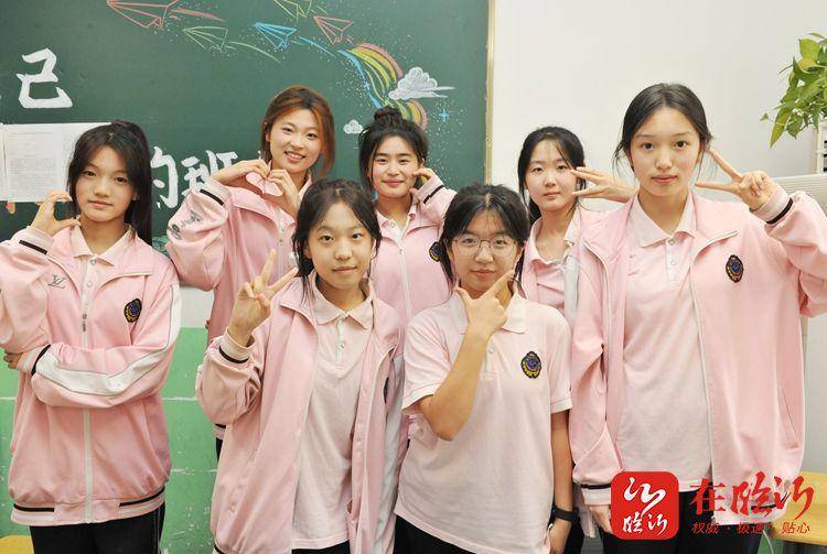 这不仅仅是一张照片,它是三年同窗情谊的凝结,是青春记忆中最温柔的一