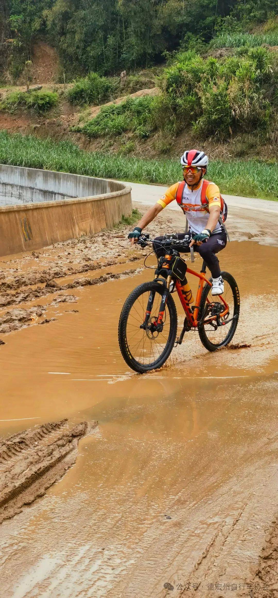 一路美美的景色,人们拍照留念,面向祖国,青山绿水,南宛河静静的从身边