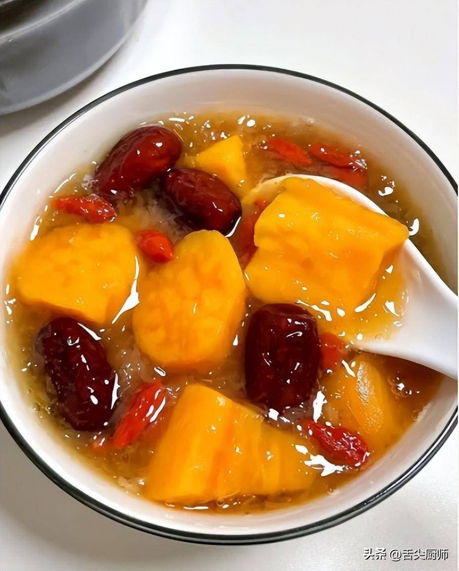 朋友们在入伏前应多喝莲藕花生汤,红糖荷包蛋,当归黑豆汤和地瓜银耳羹