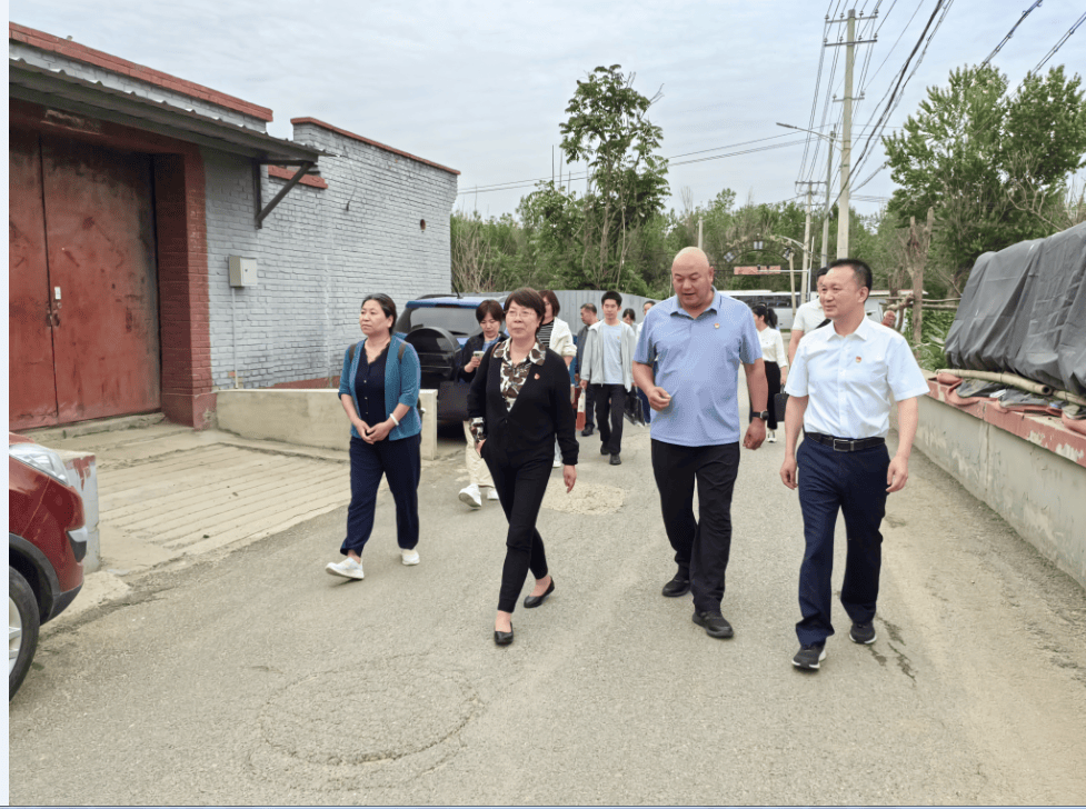 钟东,图书馆馆长马小红到第一书记阙华锋所任职的村开展调研指导工作