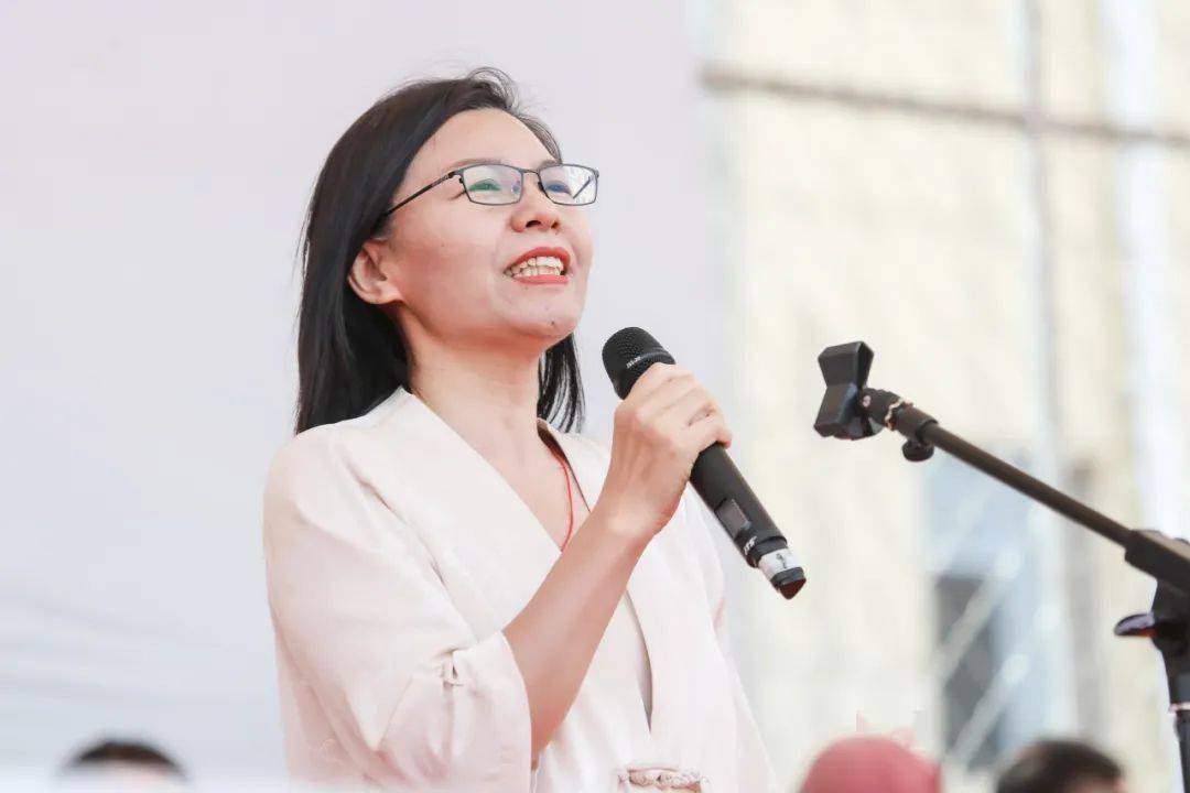 校团委书记李慧宣布比赛结果校团委书记李慧宣读比赛结果,在龙城星