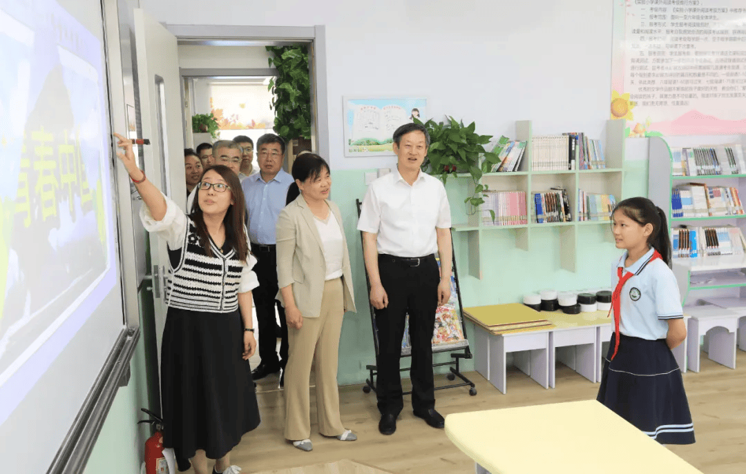 吴晓华开展"六一"走访慰问寄语全市少年儿童