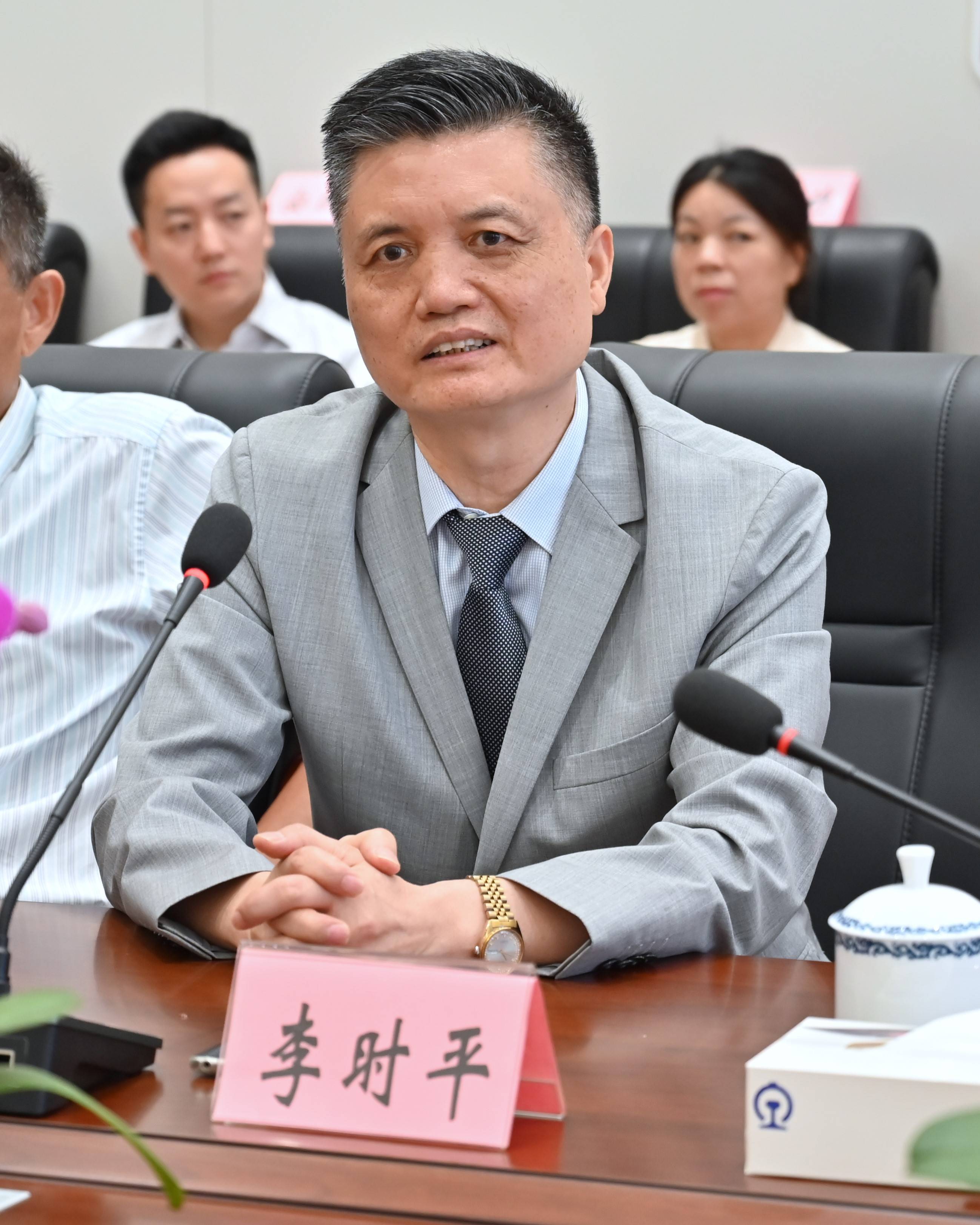 文集作者李时平为羊城晚报报业集团(羊城晚报社)原党委委员,副社长.