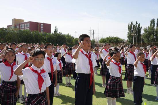 若羌县第一小学一年级(1)班李沐阳激动地说:"今天我光荣地加入了中国