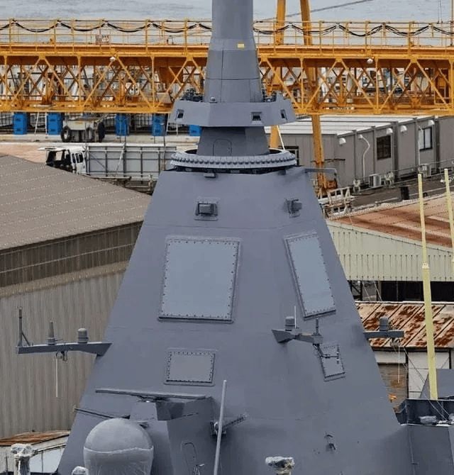 "最上"级最明显的特点,就是顶部的"独角兽"一体化桅杆系统,整合了四个