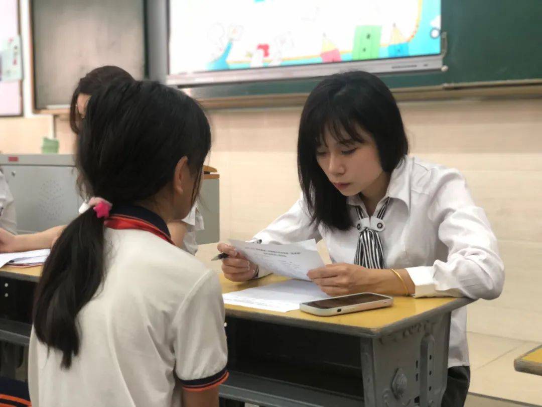 想要讲一口流利的英语,需要日复一日,年复一年的长期训练,我们在小学