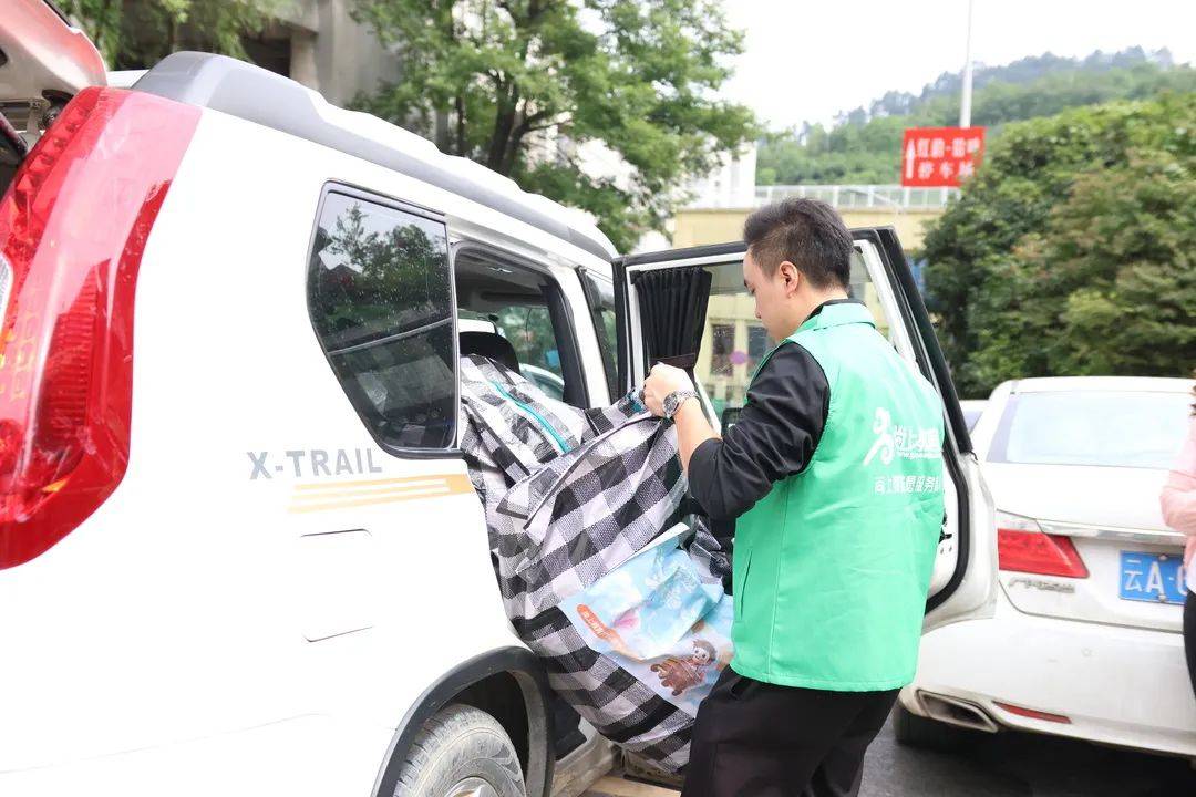 尚上教育开展"爱心传递·温暖童心"慰问活动