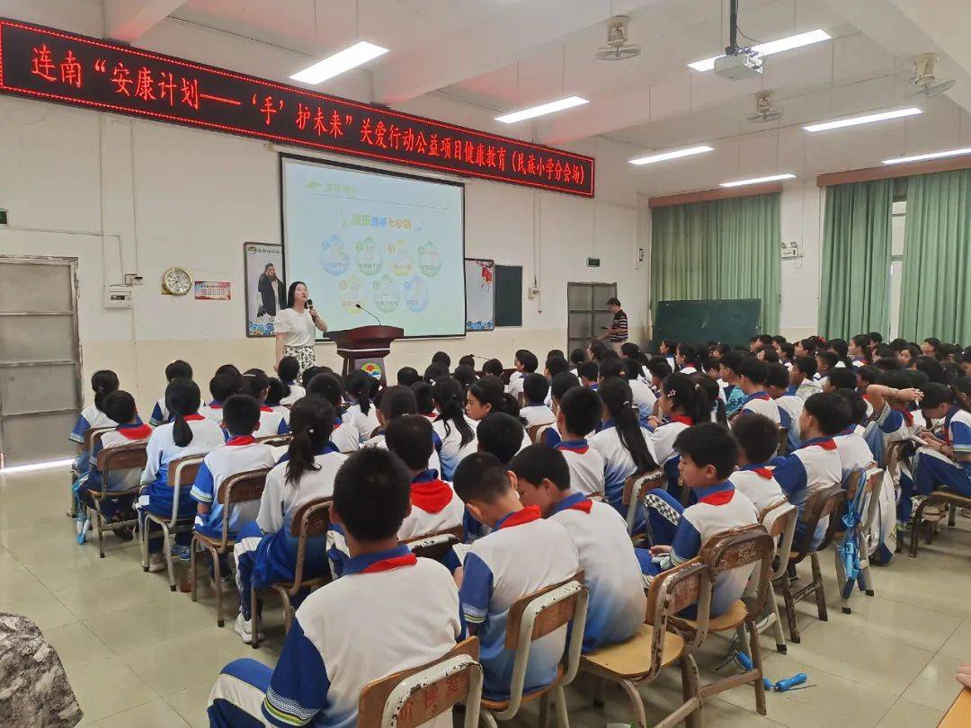 健康教育课上,清远市妇幼保健院口腔科医师刘红通过深入浅出的方式