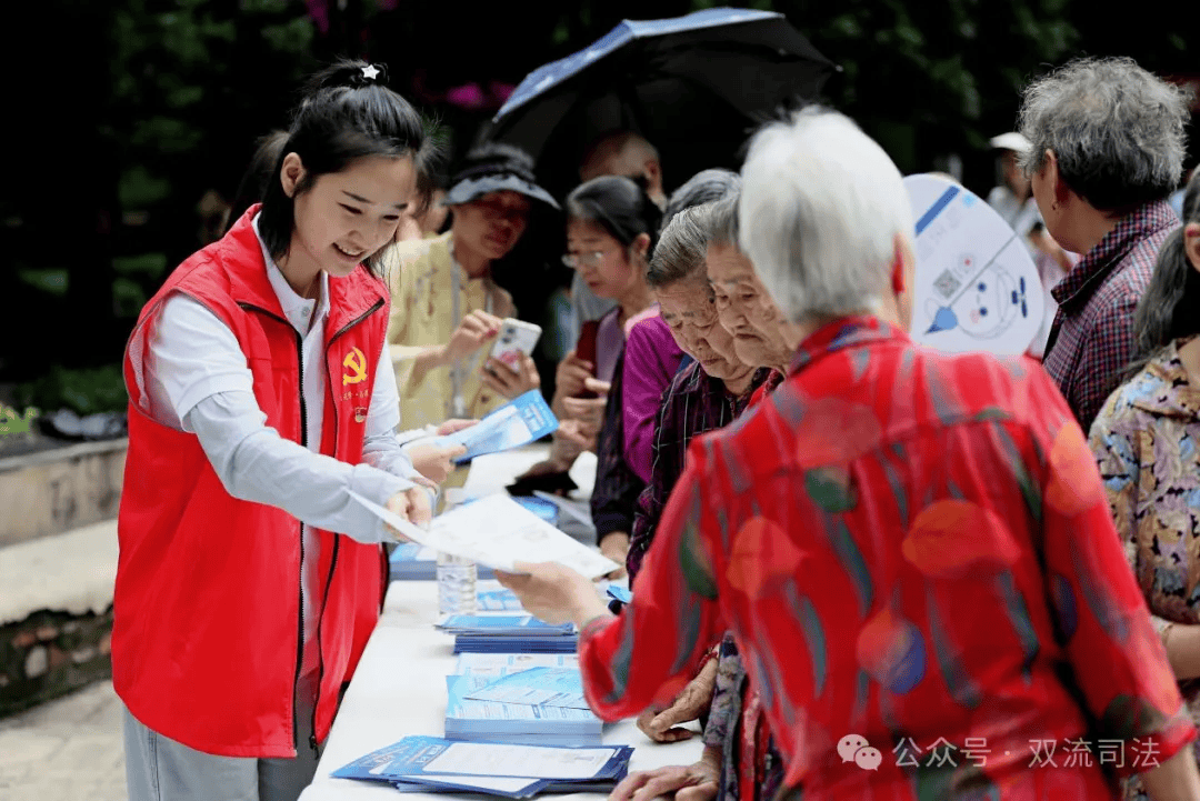 典》相关法律知识,并设立了法律咨询台,为群众提供公益法律咨询服务