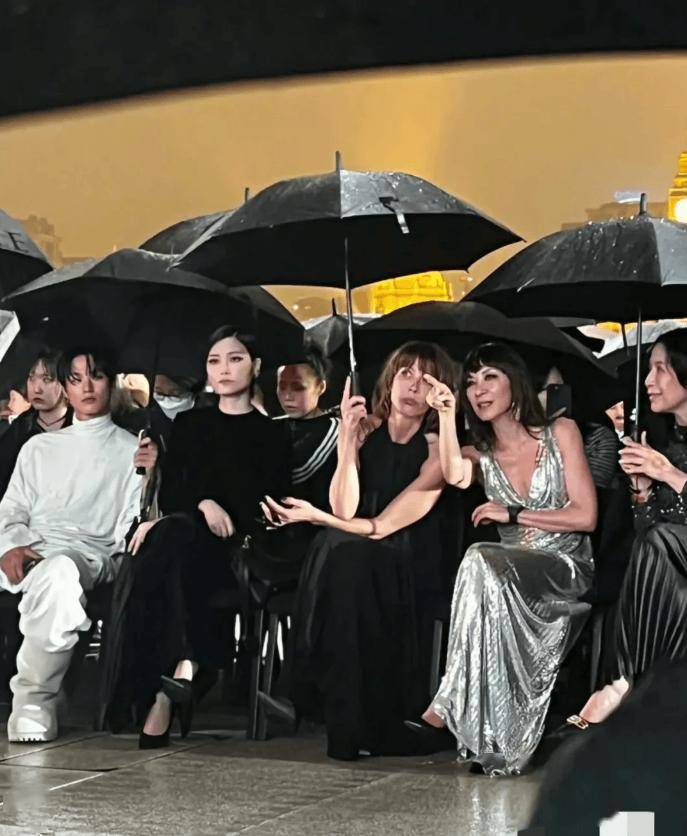 上海这一夜,明星蹦迪时张小斐的无所适从,不止"社恐"这么简单