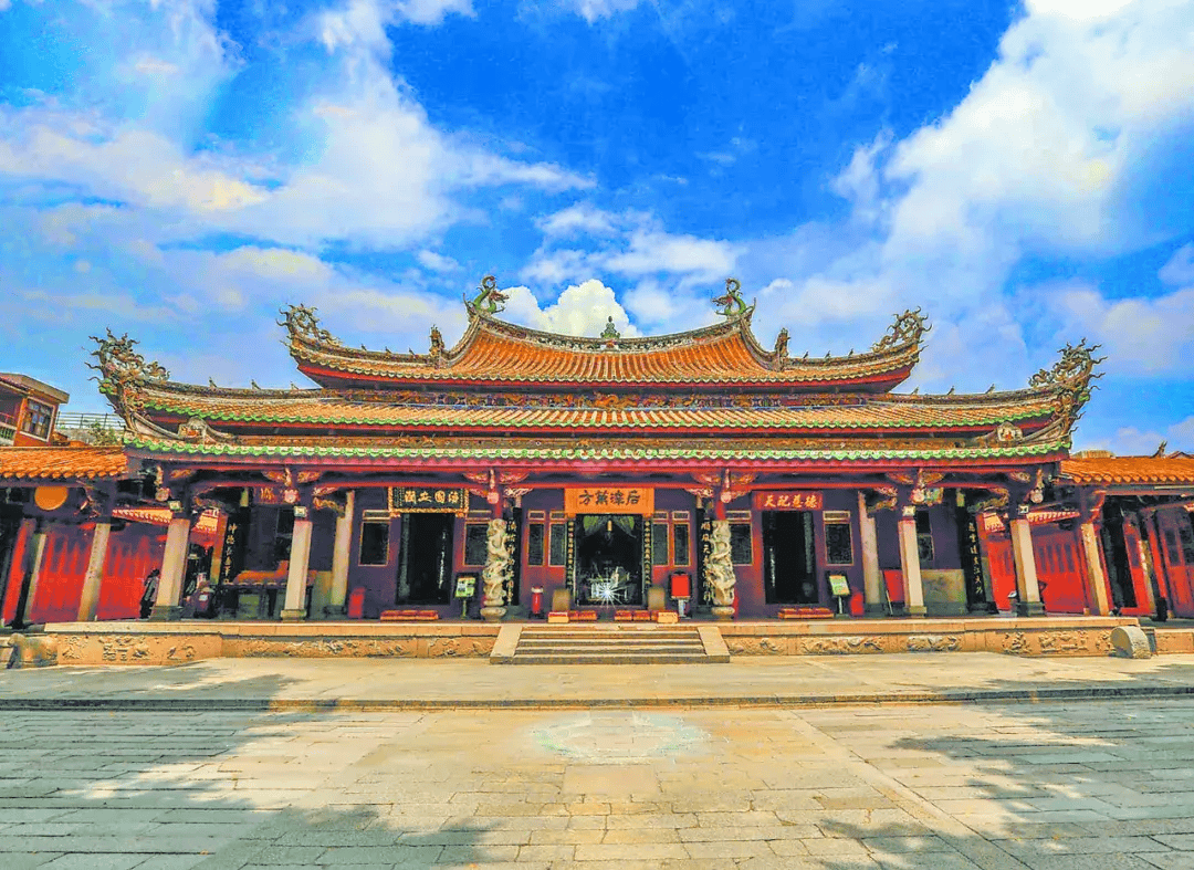 天后宫位置显要,这里位处古城南门,晋江中游,内通城区,外连海港,通过