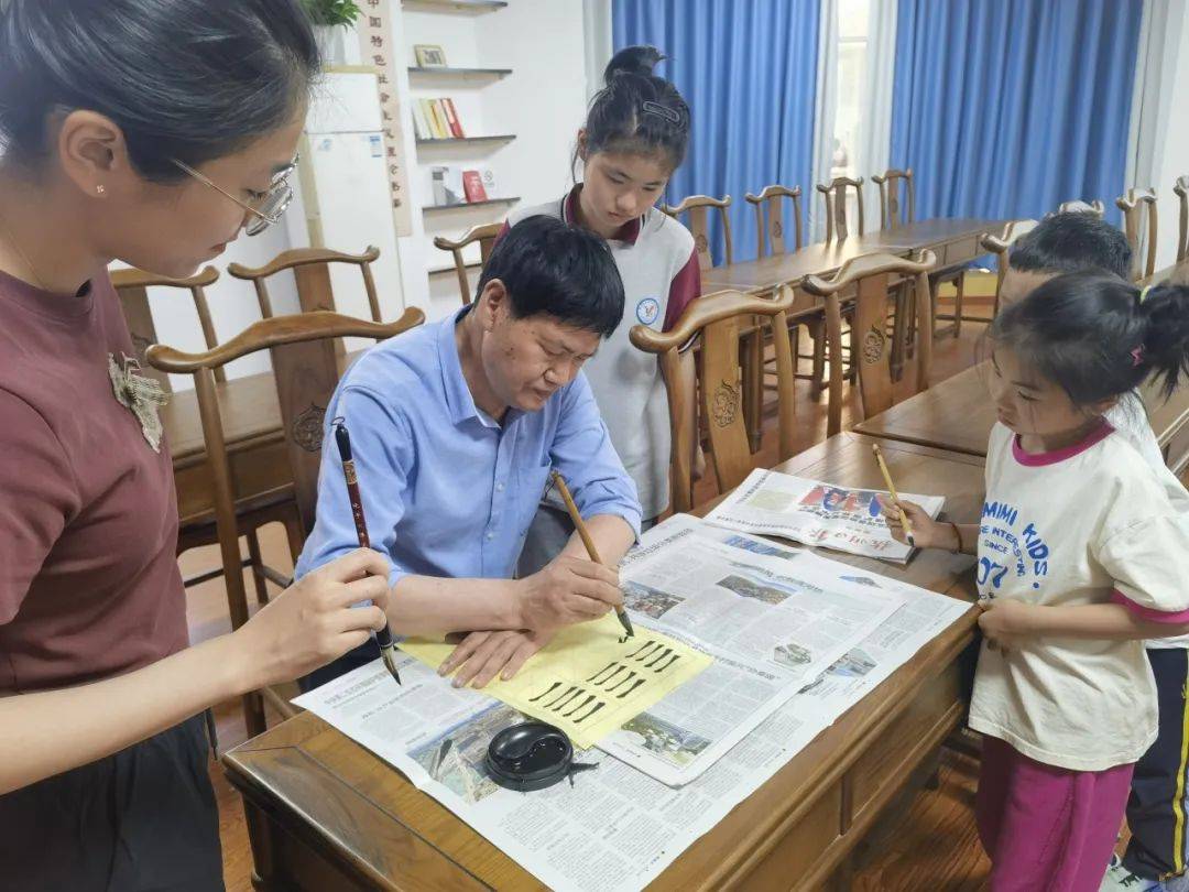楼塔是杭州市书法名镇,书法是楼塔的一张金名片,软笔