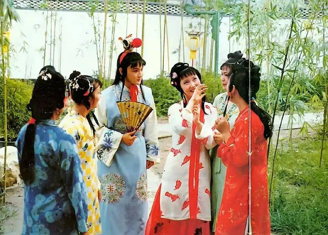 大观园里的人物平时都怎么生活的?《红楼梦》讲的到底是什么故事?