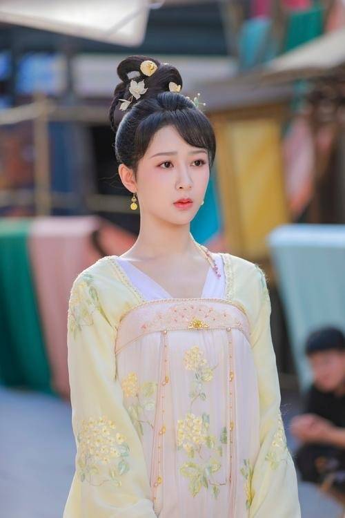 白玉兰提名引争议!杨紫唐嫣入围最佳女主,粉丝遗憾王一博没上榜