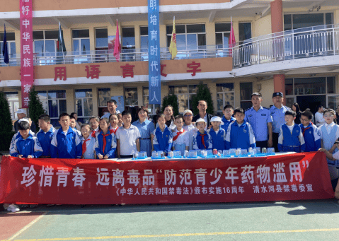 近日,呼和浩特市公安局玉泉区分局禁毒大队开展"警宝"进警营,"警"彩乐