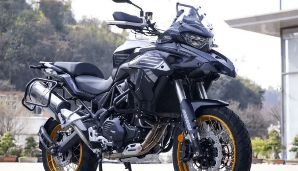 贝纳利trk552,售价32680元,百公里油耗4.65升,续航430公里.