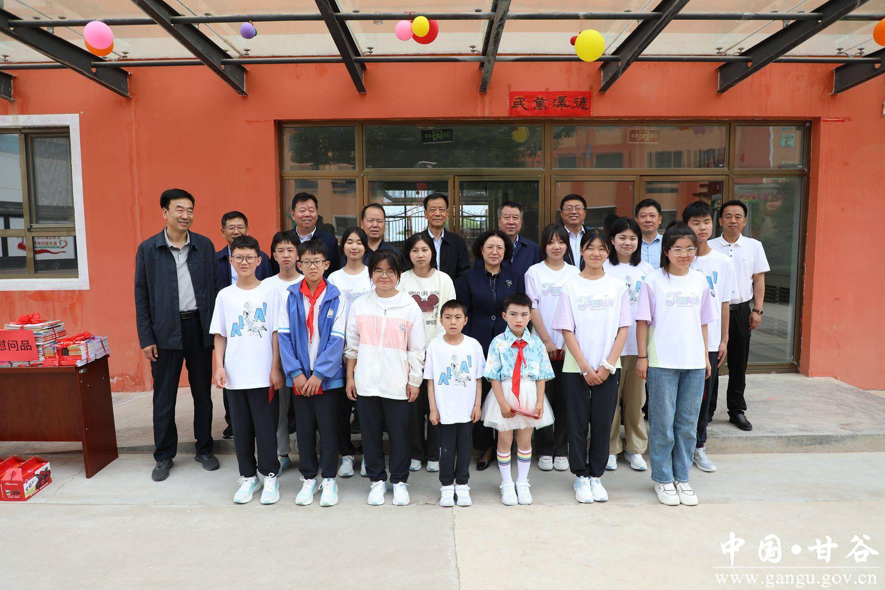王燕在甘谷县儿童福利院开展结对关爱暨六一慰问活动
