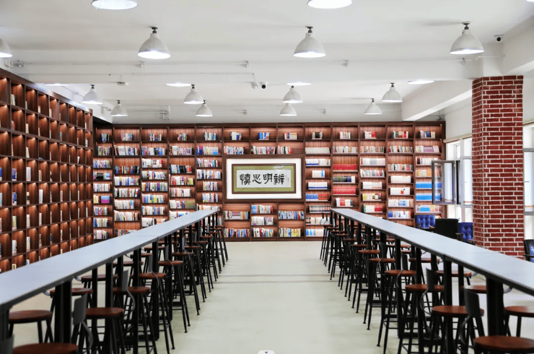 学校图书馆为大连理工大学伯川图书馆的卫星馆,建成后受到大连市少儿