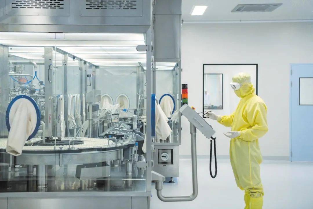 华熙生物(海南)科技产业园产线上,工作人员正在查看生产情况.