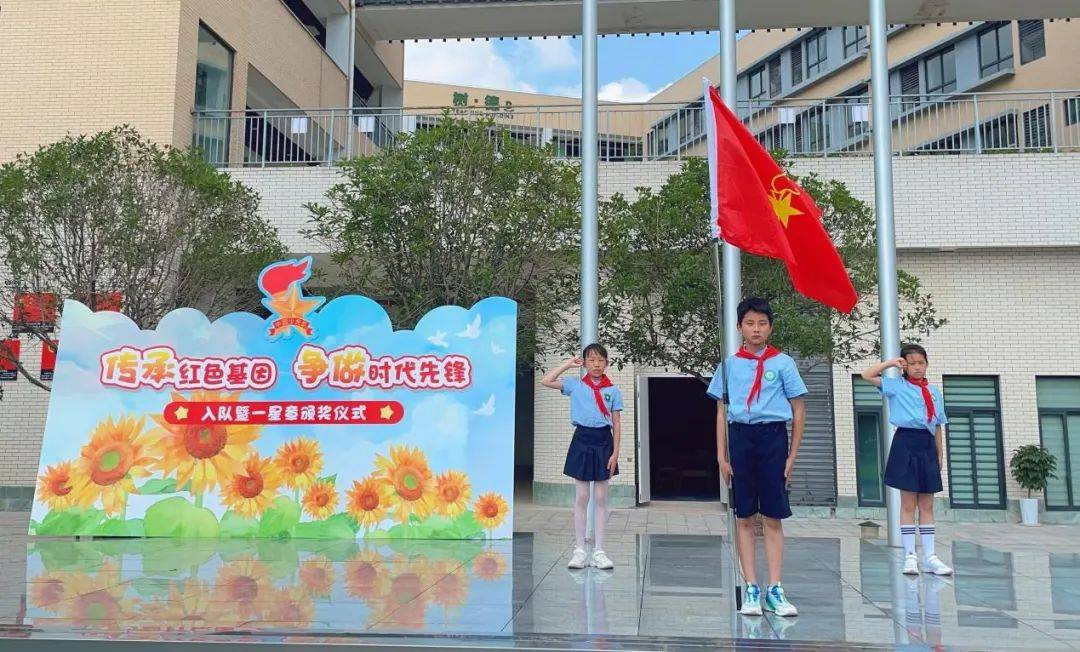 渝北区两江小学举行主题队日暨新队员入队仪式,老队员为新队员佩戴