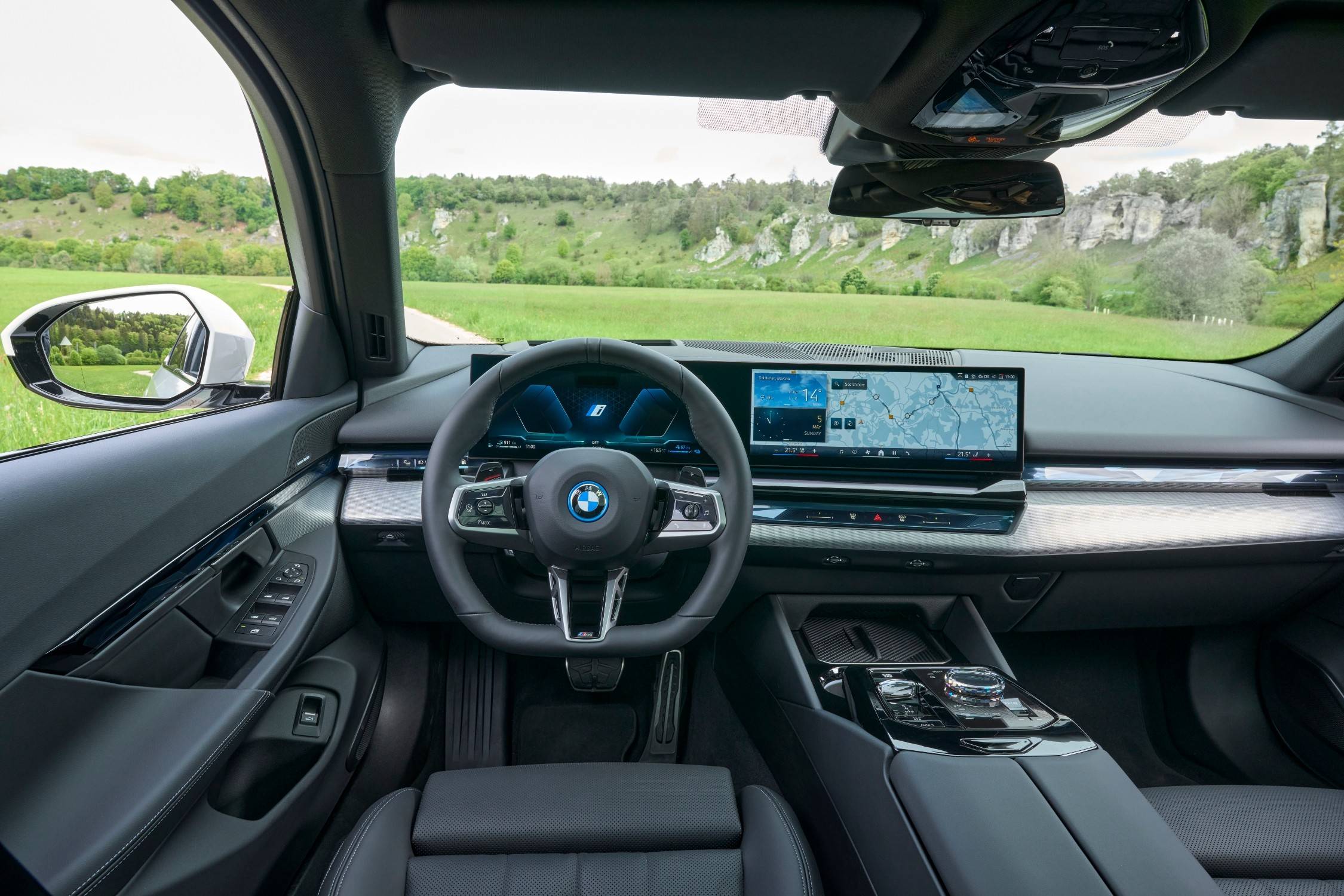 动察:新款宝马 5 系旅行车纯电及插电式混合动力车型剖析