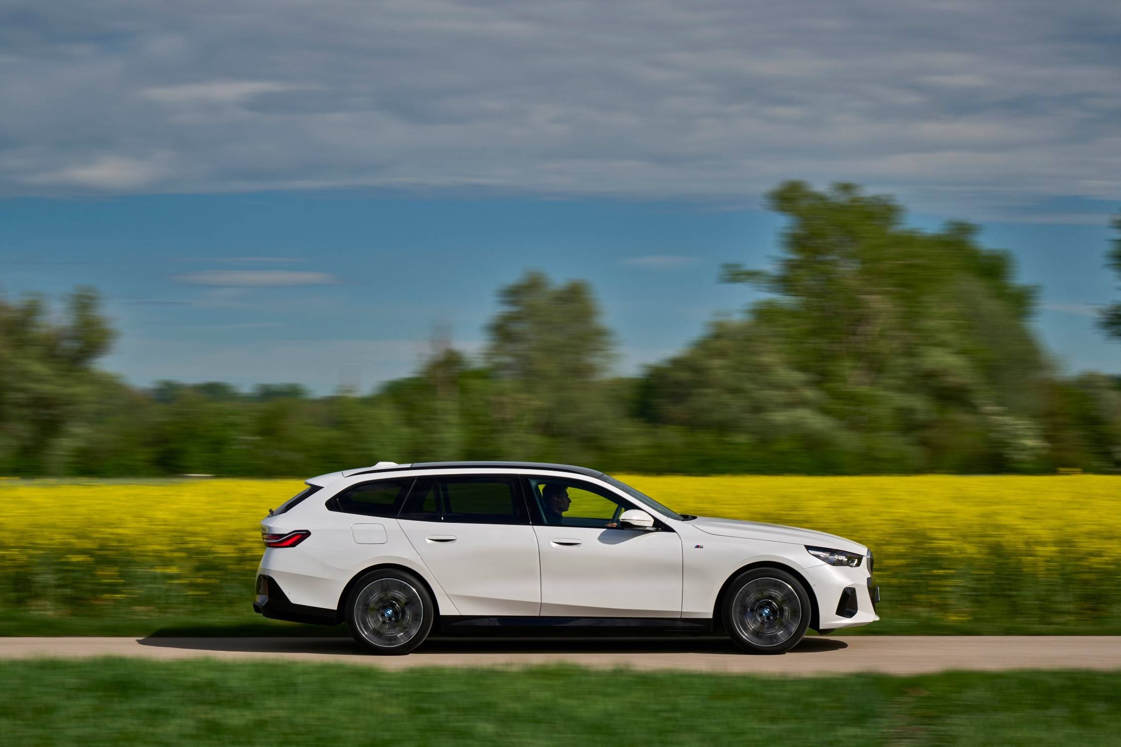 动察:新款宝马 5 系旅行车纯电及插电式混合动力车型剖析