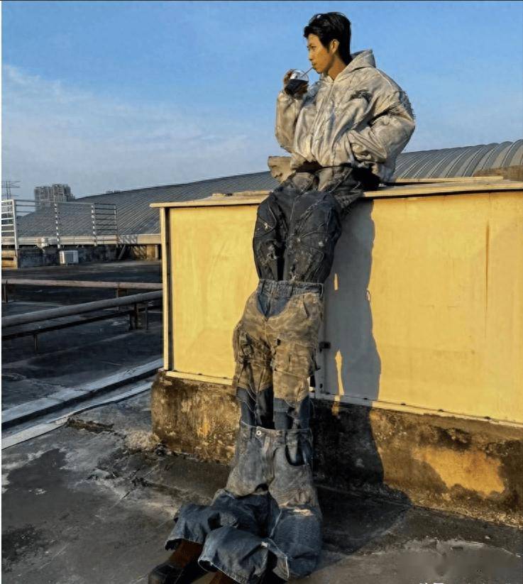 哪来的妖风?从"例假裙"到"矮人裤",越来越看不懂的病态审美