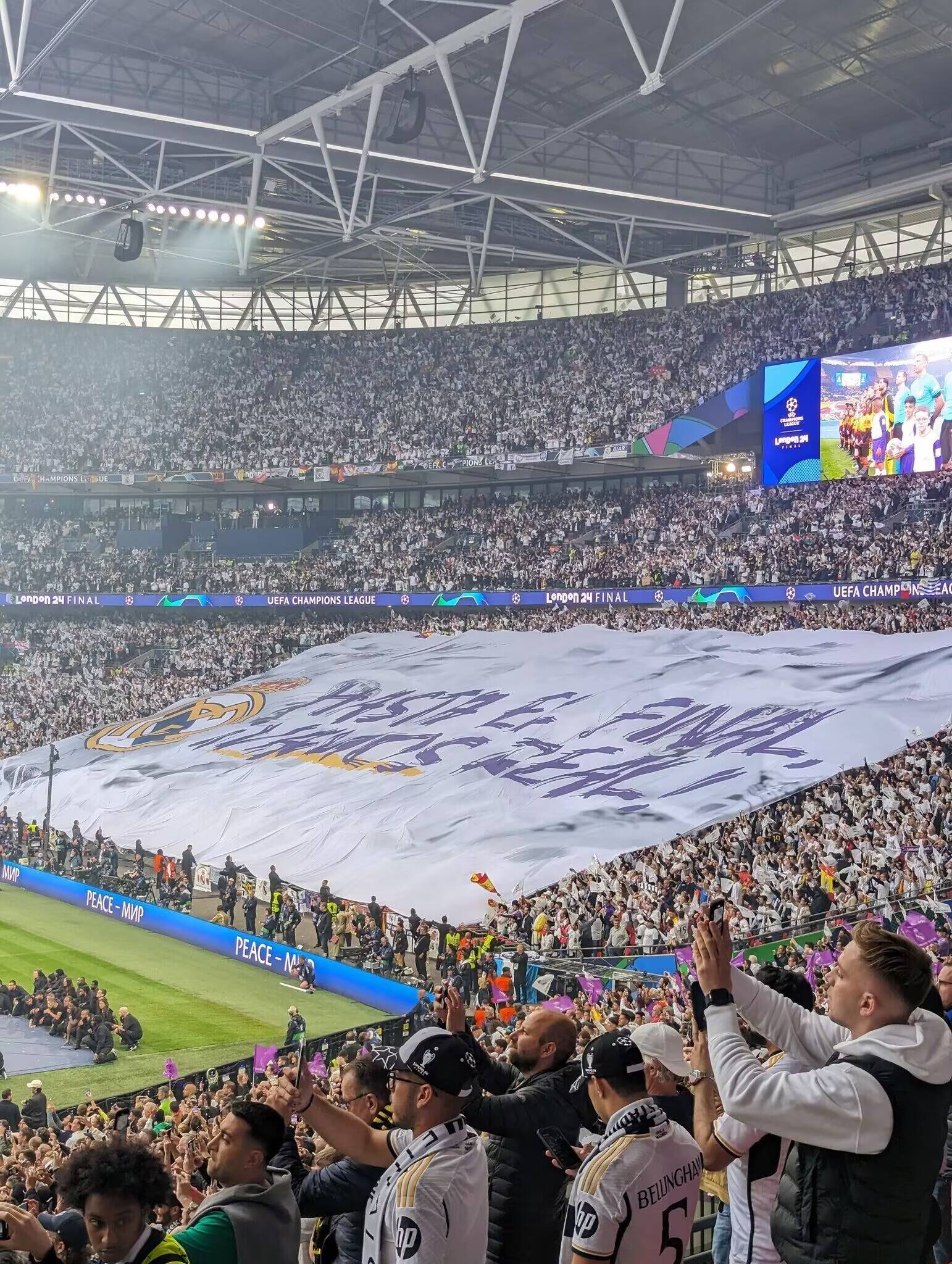 银河战舰vs大黄蜂!欧冠决赛开战,两队球迷都打出巨型tifo
