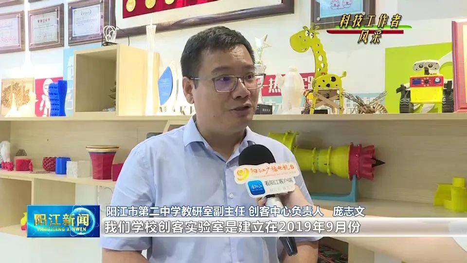记者走进阳江市第二中学创客中心看到,庞志文正在实验室里调试机器人