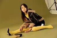 迪丽热巴早期黄丝写真,热巴好会,还把高跟鞋脱了,真迷人