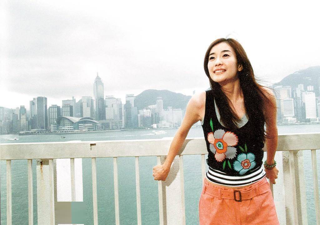 她港大毕业影视歌三栖,嫁香港区议员住豪宅生4女,48岁身材仍fit