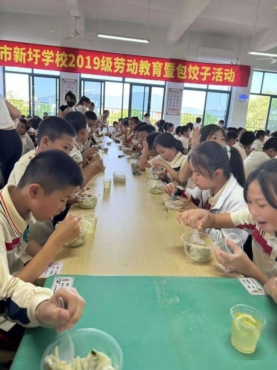 同样的节日 别样的快乐——厦门市新圩学校五年级开展包饺子 庆六一