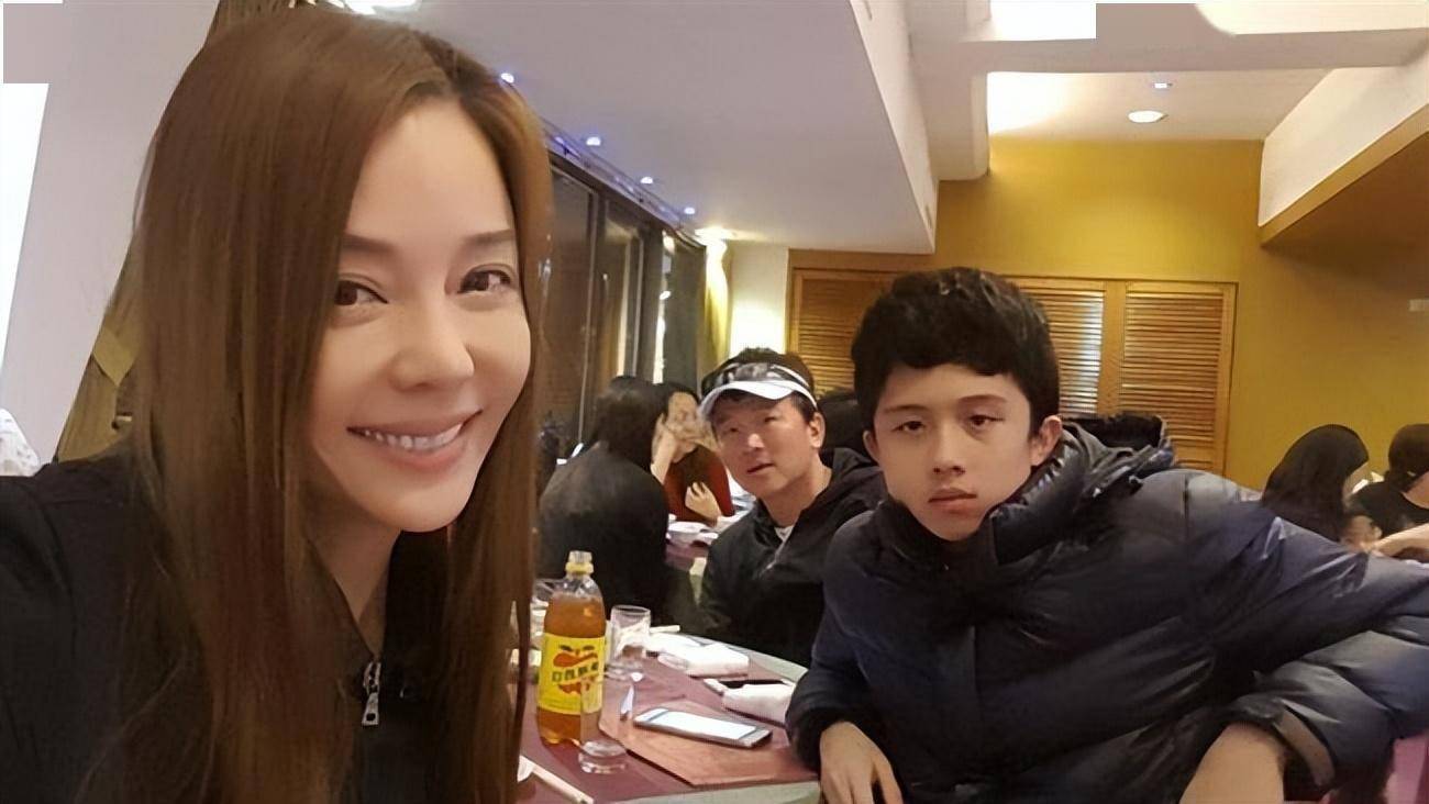 只有狄莺相信儿子被下蛊,孙安佐口出狂言行径诡异,更像吸毒过量