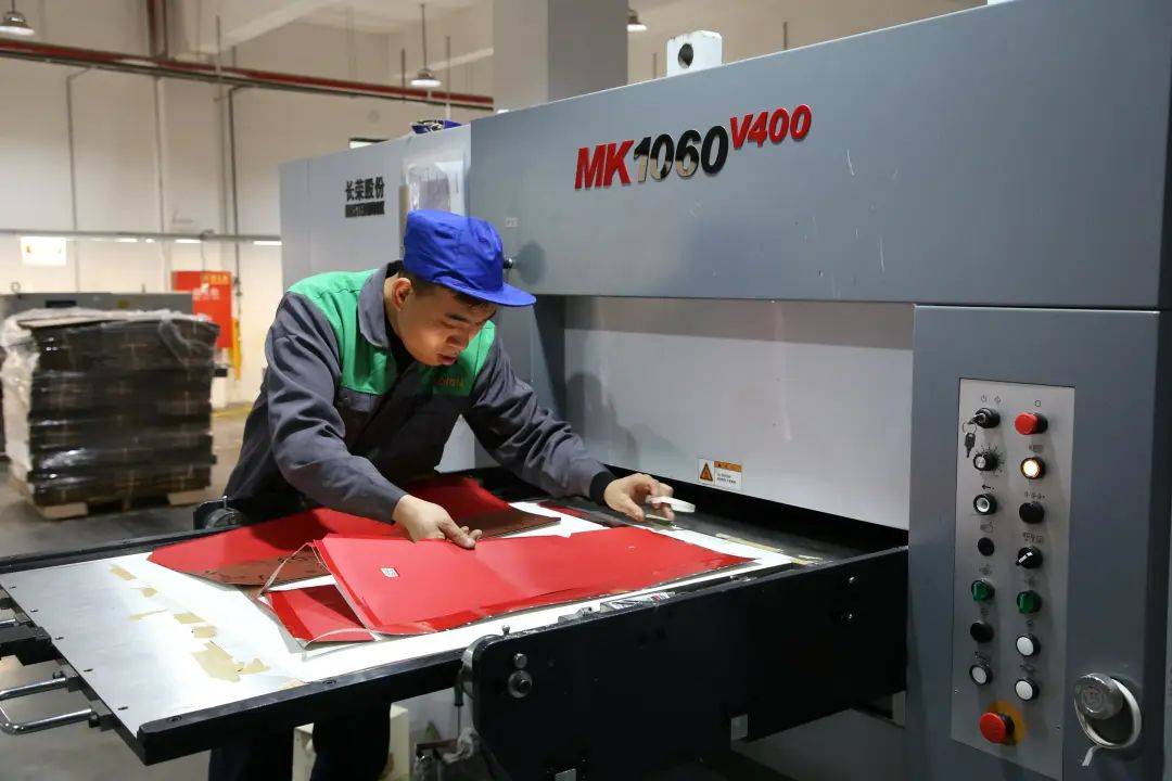 "我们公司目前日产能在3000件酒盒成品,第二季度预计产值1500万左右