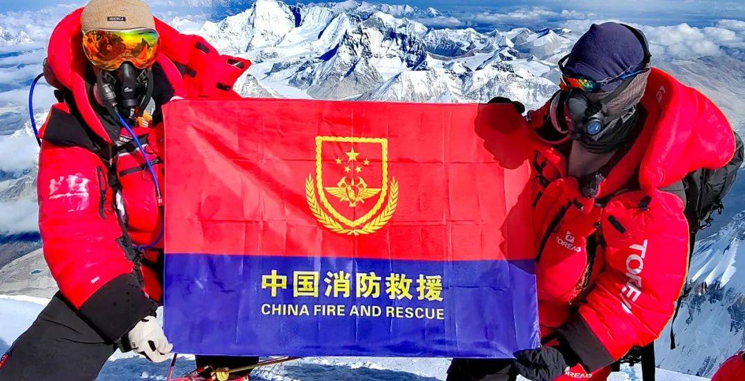 86米的珠穆朗玛峰上,这是中国消防救援队队旗首次登顶