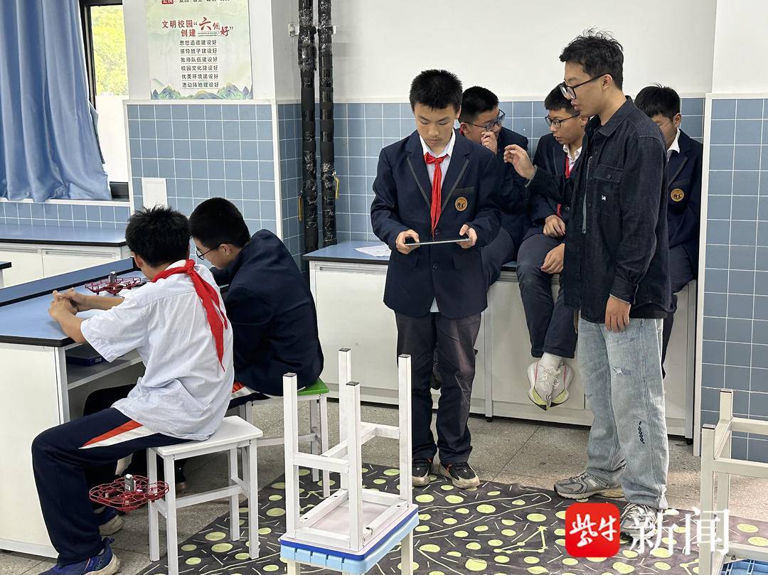 "无人机翱翔梦"科普活动在华侨城中学火热开展_实践_南京_有关