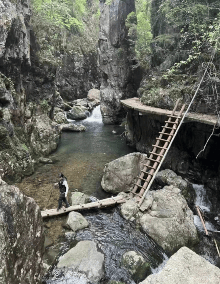 浙江台州一废弃景区两驴友拉绳索穿越急流被冲走,当地曾连续发布暴雨